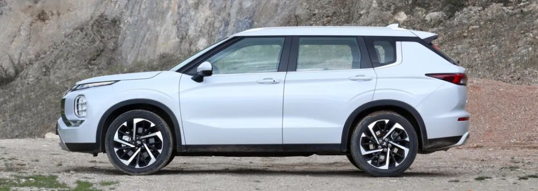 小众但不缺实力,起亚狮铂拓界对比全新三菱欧蓝德,孰胜孰负?