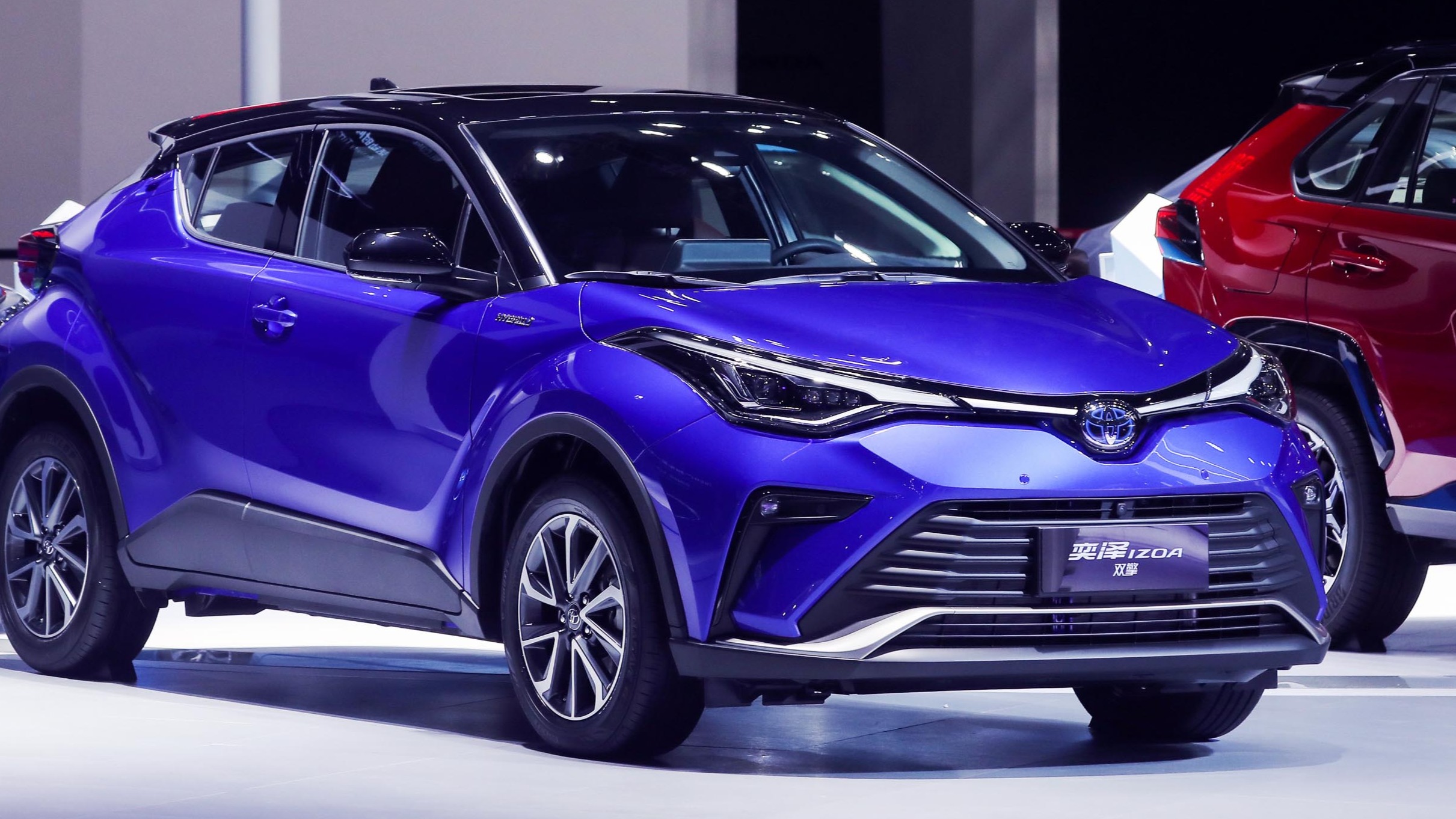 一汽丰田加速新能源布局  RAV4荣放双擎E+、奕泽IZOA双擎中国首发亮相