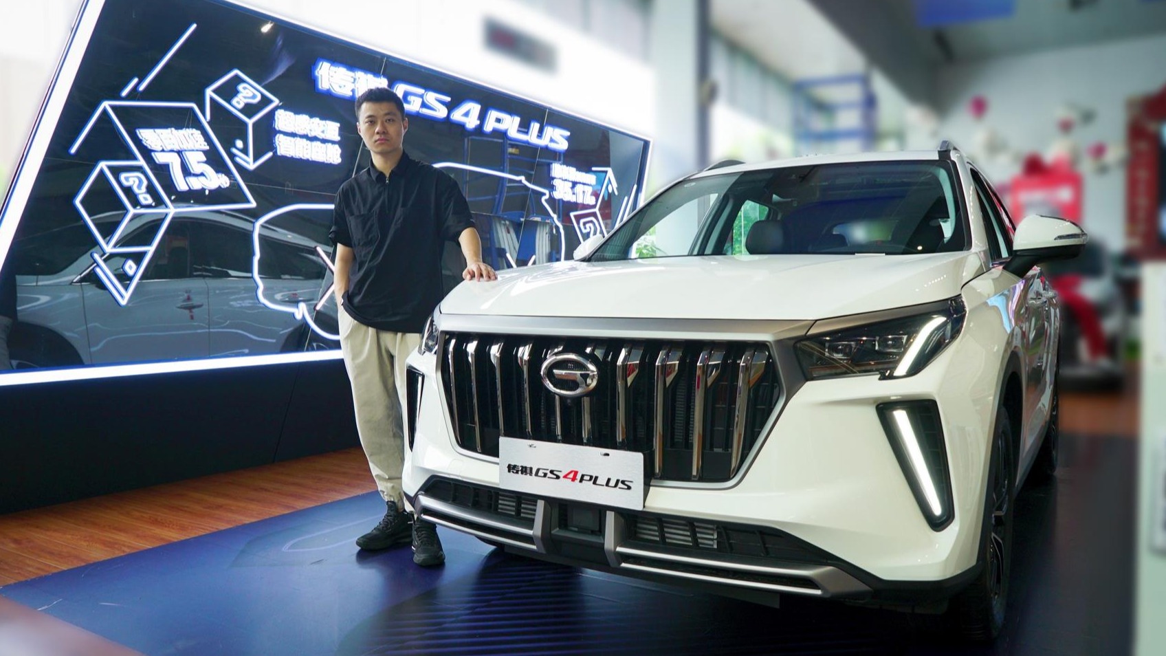 实拍传祺GS4 PLUS丨大气设计更有气场，宽敞后排1米85也能半躺  