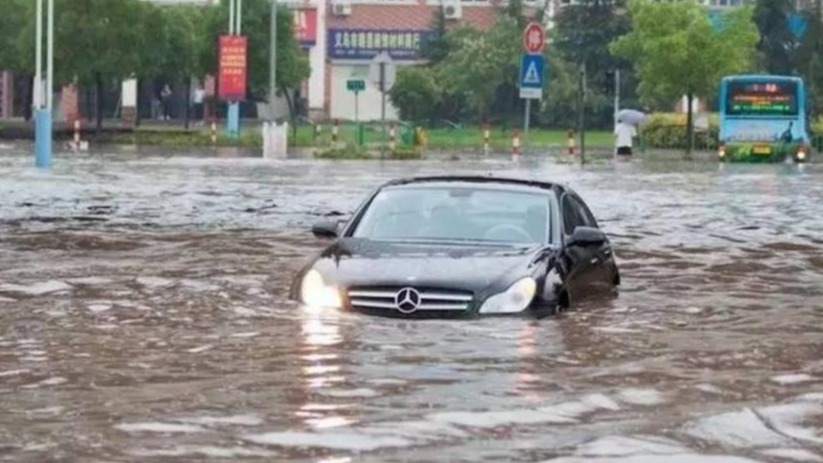 被困水中该不该打火启动车辆？暴雨天气行车注意哪些事项？