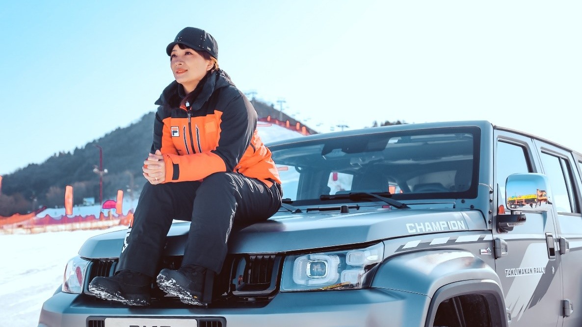 冠军教你花式玩雪：滑雪冠军李妮娜全网发起BJ40黑级雪道挑战