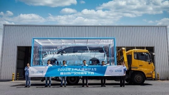 全球首台上汽大通MAXUS MIFA 9闪送车主