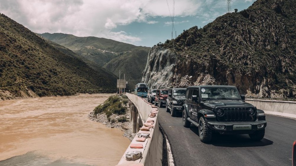 活彻底，探索天地，和《一起露营吧》一起，开启Jeep”云露营”