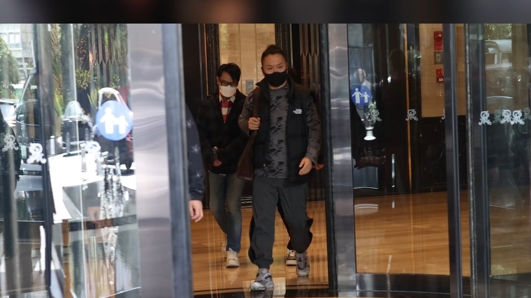 张信哲上班路透！来看明星同款保姆车上汽大通G90