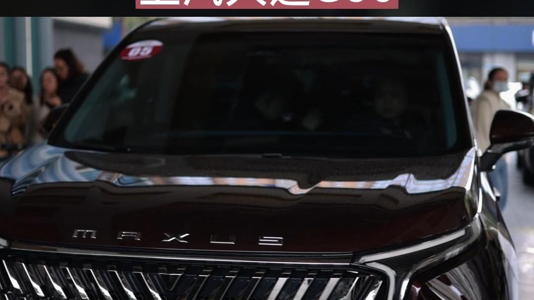 檀健次回酒店路透,一身风衣,状态依旧!