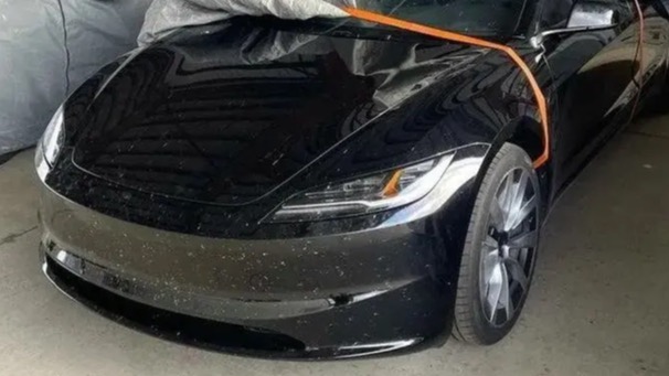 特斯拉新款Model 3现身，搭载比亚迪同款旋转屏？