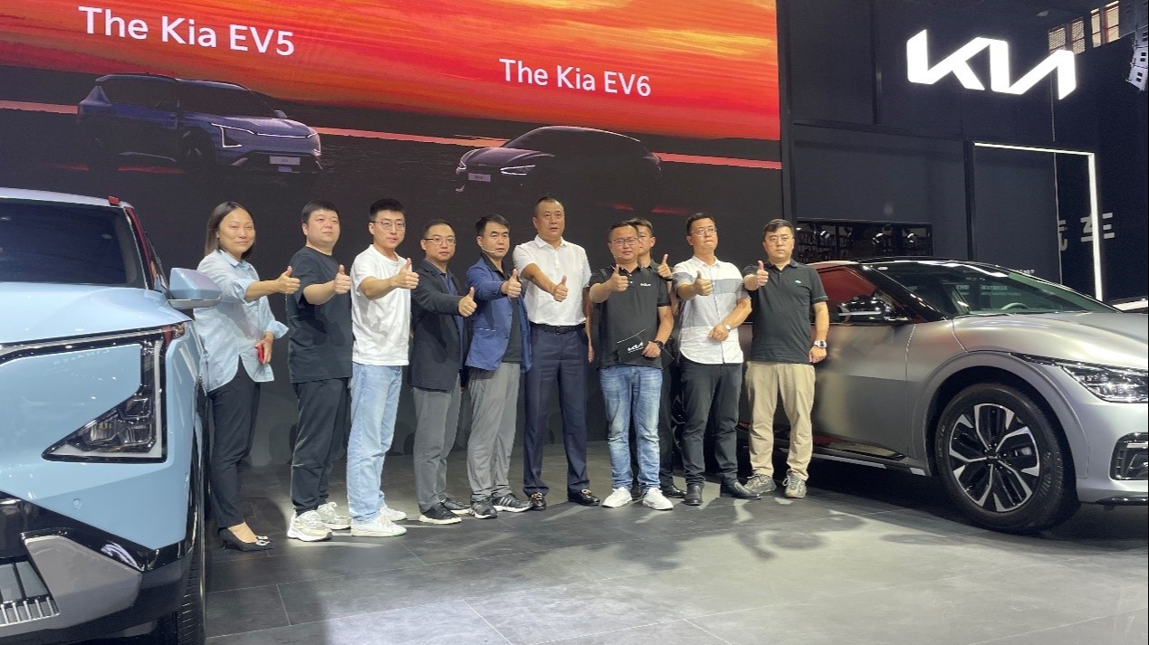 起亚纯电EV6 & EV5双车在2023郑州大河车展发布亮相