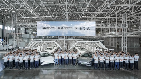 上汽最大乘用车工厂喜迎荣威D7量产下线