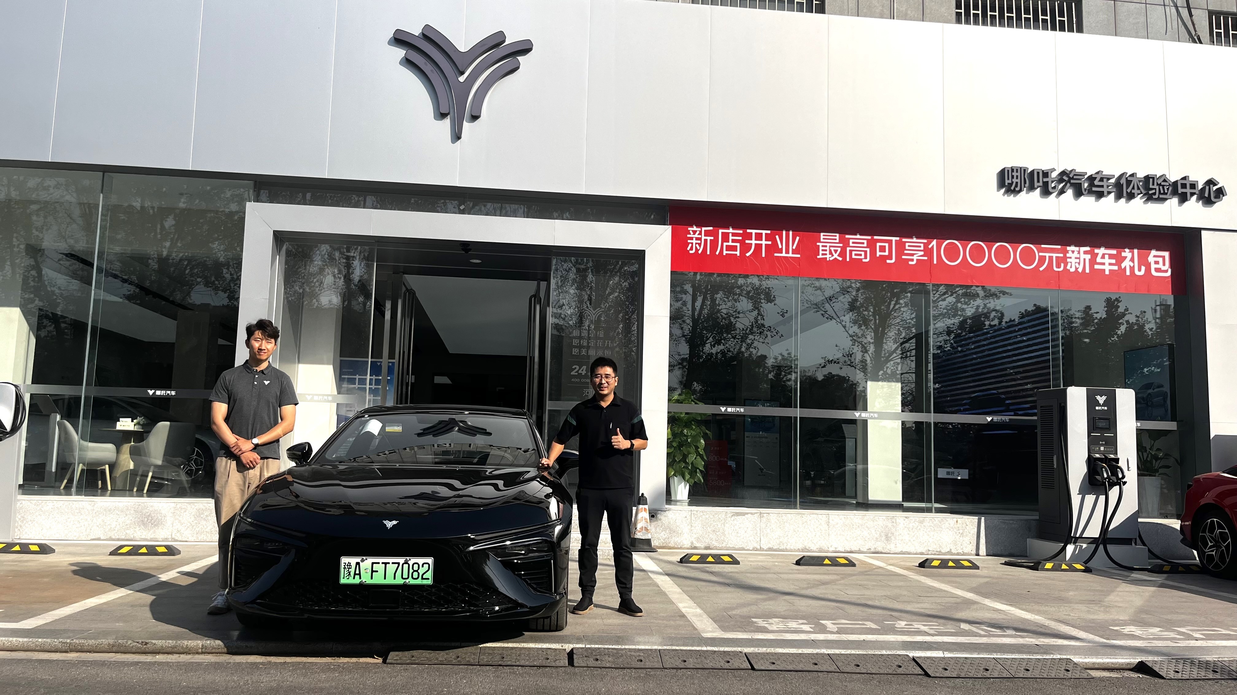 颜值中的实力派，实力派中的性价比之王，“车市小喇叭”深度试驾哪吒S