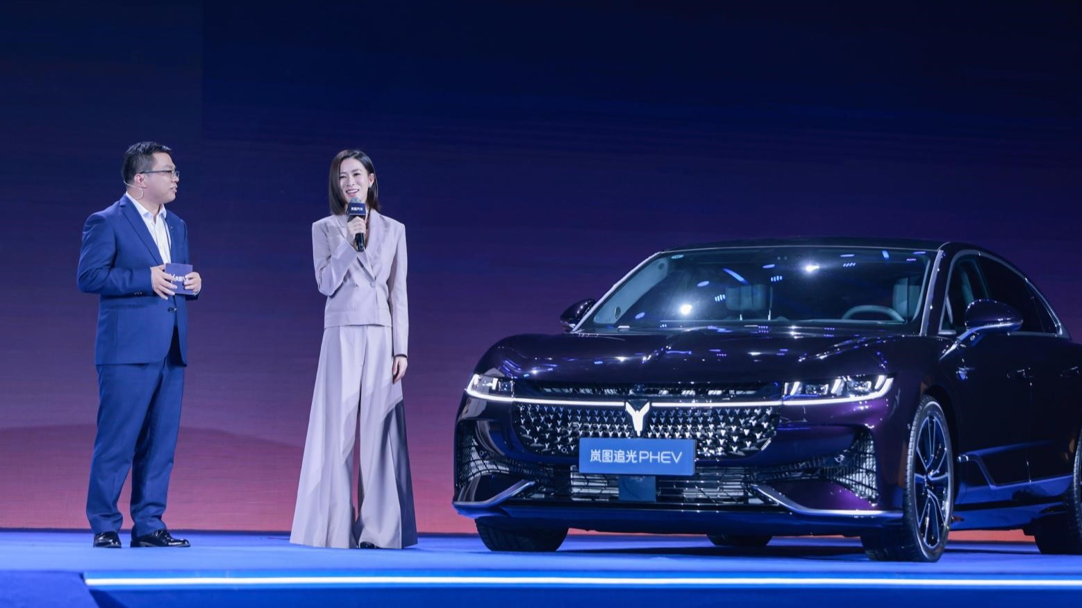 “Man姐”佘诗曼首席推荐岚图追光PHEV，262km超长纯电续航，25.28万元起售