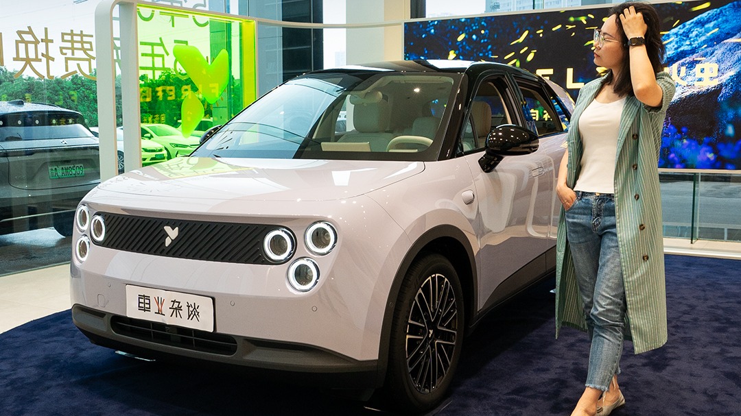 蔚来萤火虫这么小也能藏人？小车空间这样玩儿，建议你也试试！