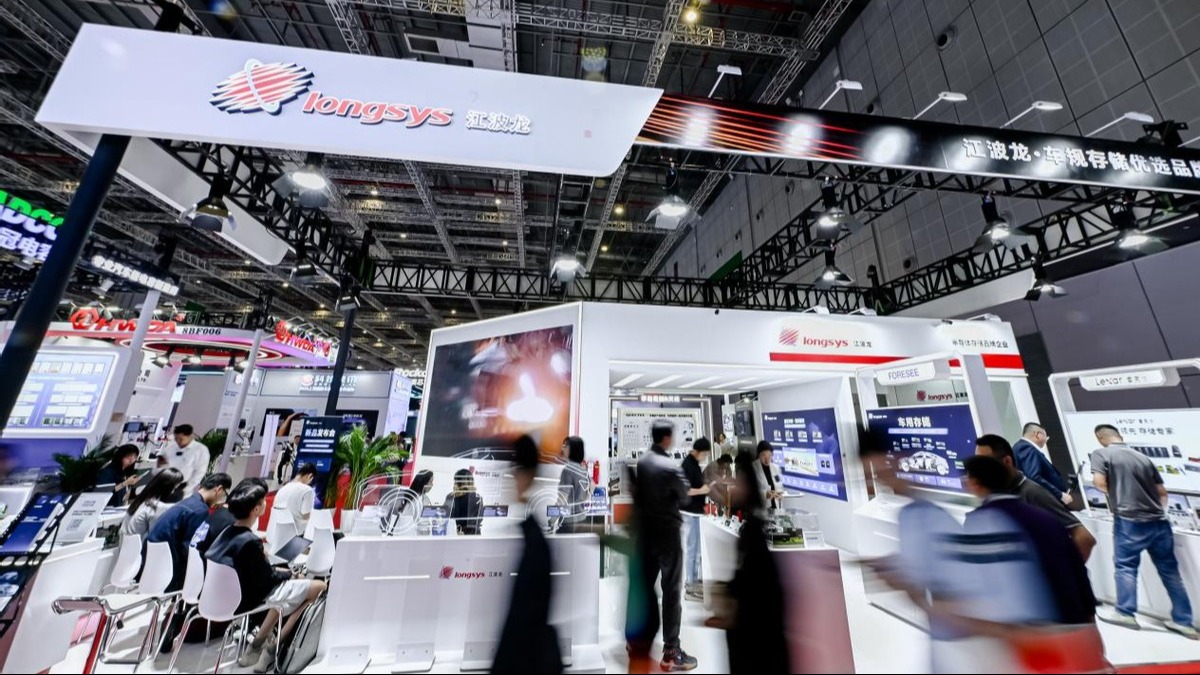 上海车展现场，江波龙发布车规级 LPDDR4x与车规级eMMC·全芯定制版，探寻智能汽车存储未来