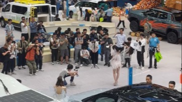 上海车展现场惊现成龙式拍摄