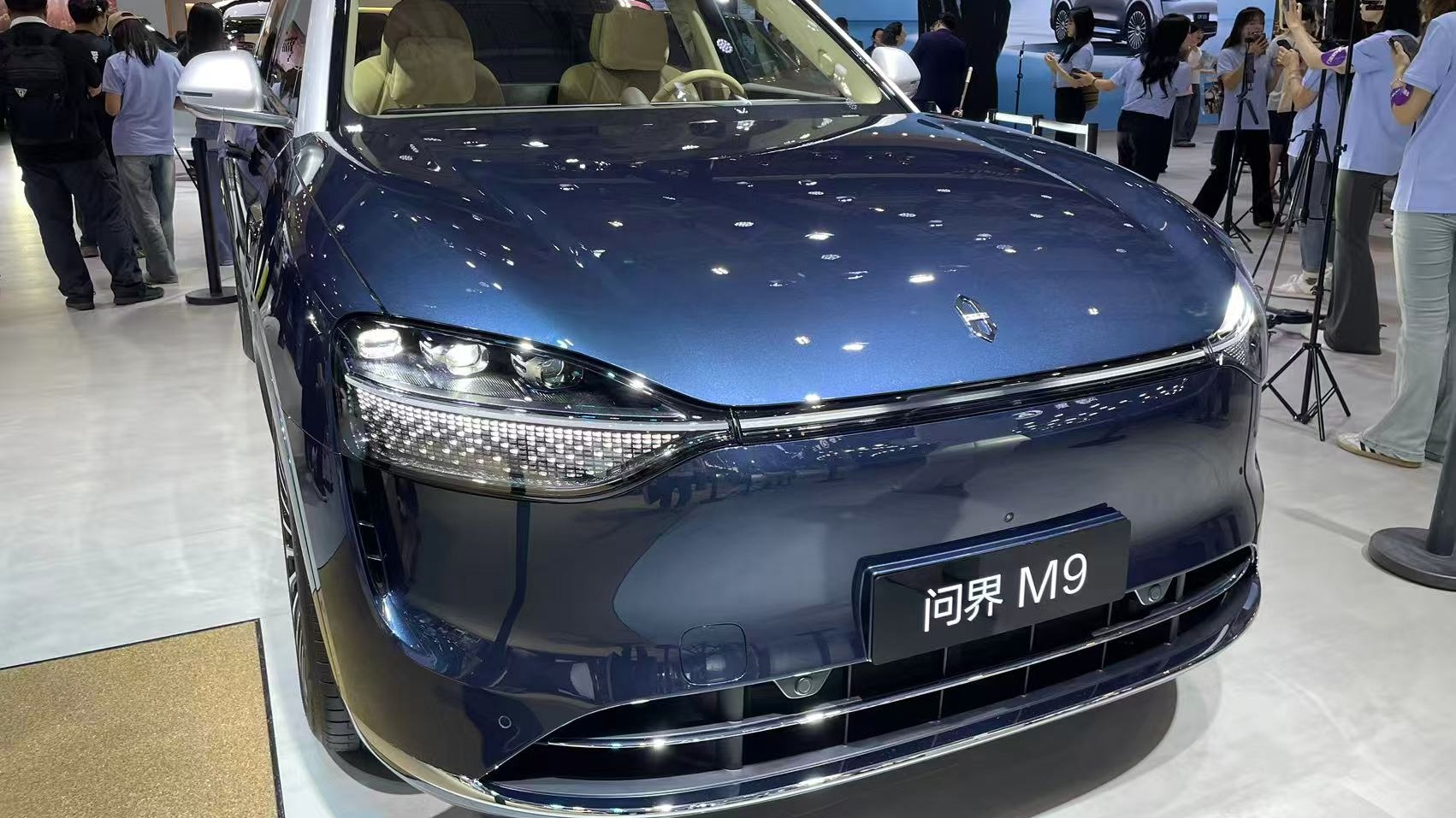 问界M9大五座零重力座椅版交付，演员白敬亭为舒适度打满分
