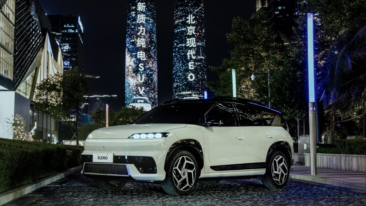 当灯光秀遇见玫瑰花车：北京现代EO（ELEXIO)的浪漫首秀与情感营销破局