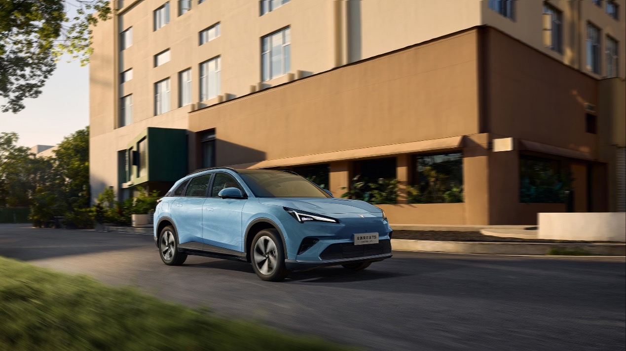 全新极狐阿尔法T5上市，增程版标配215km纯电续航