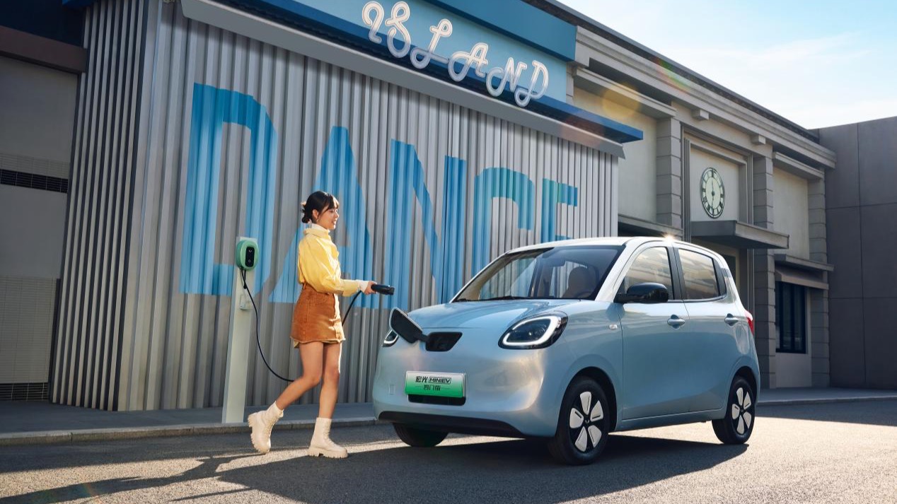 销冠之上，持续进阶！宏光MINIEV四门版推出301km续航车型，置换补贴价5.28万元