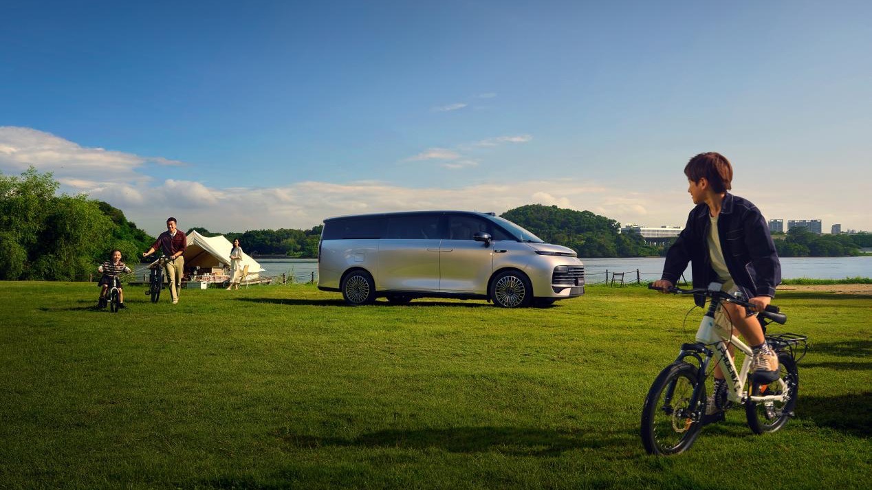 26.98万起，吉利银河V900用啥本事？掀豪华MPV桌子