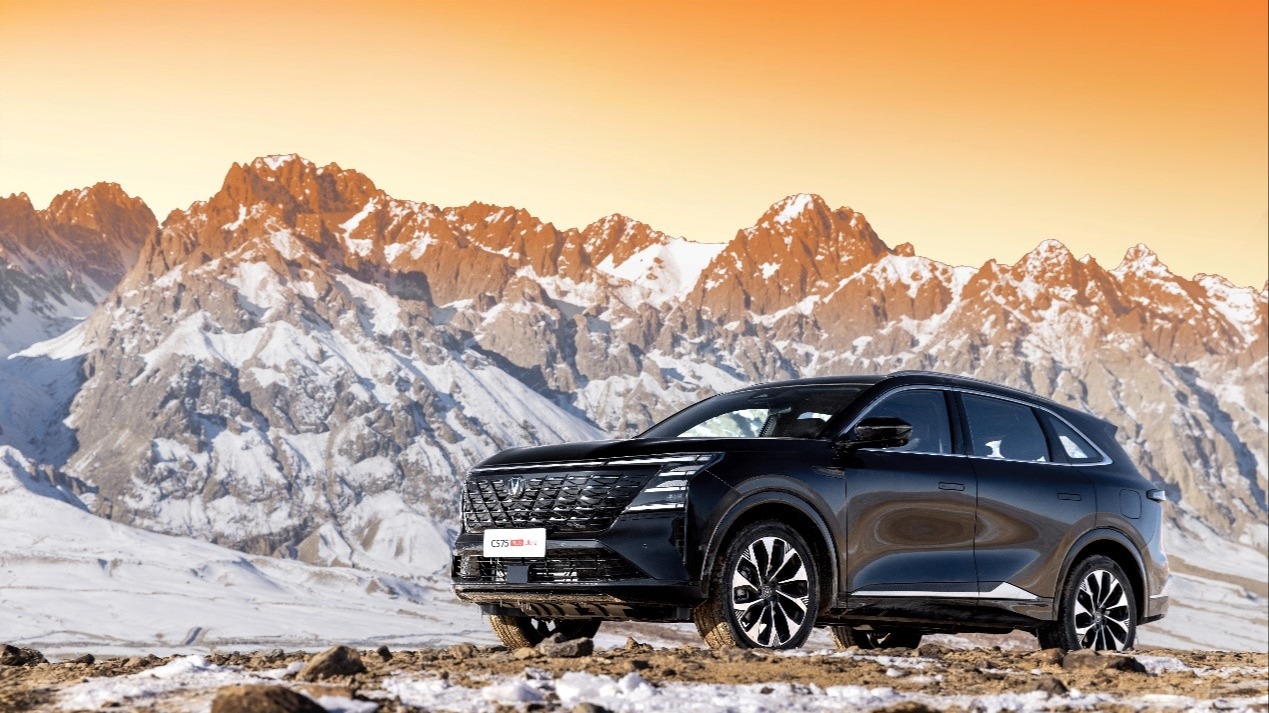 冰面飞跃20.9米！长安第四代CS75PLUS如何用“新三大件”重塑燃油车极限？