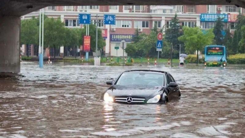 水淹车不到一半只修不赔？掌握这些用车技巧，再也不怕雷雨天开车