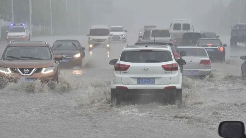 冷知识：强降雨天气，开纯电动车比燃油车更好