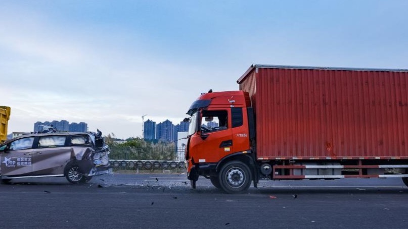 M8宗师被货车“前后夹击” 挑战MPV安全天花板