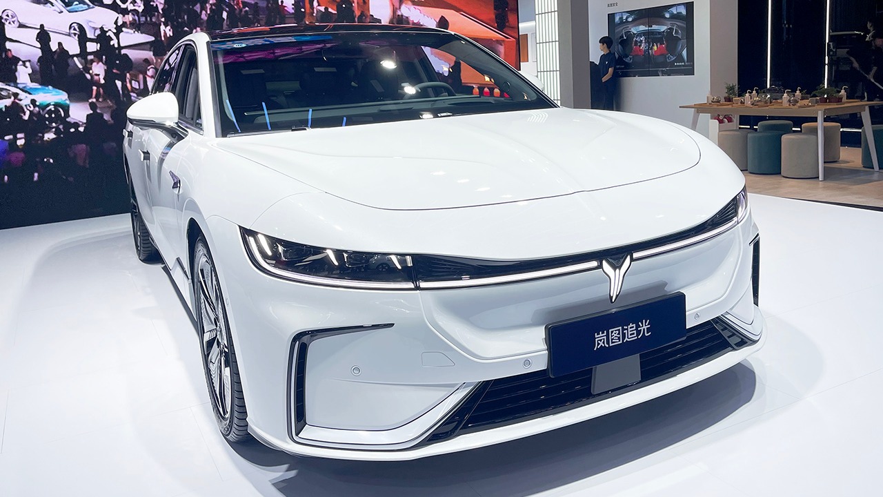 2023成都车展：3.8s破百、730km续航，实拍岚图追光