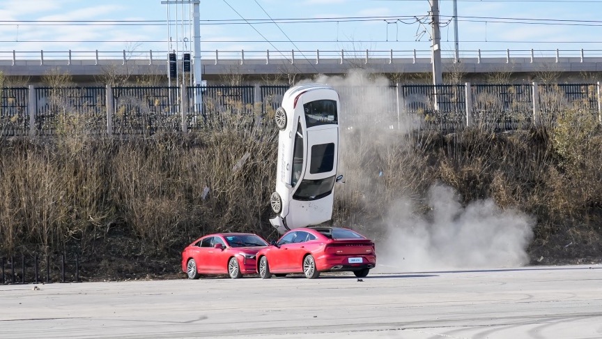 时速100km/h下的真实场景碰撞 第四代奔腾B70极速翻滚挑战成功