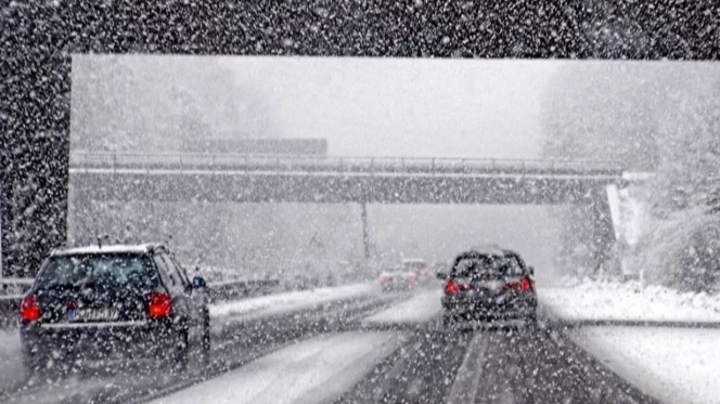 雪路行车打滑真可怕,开电车返乡的人需注意!