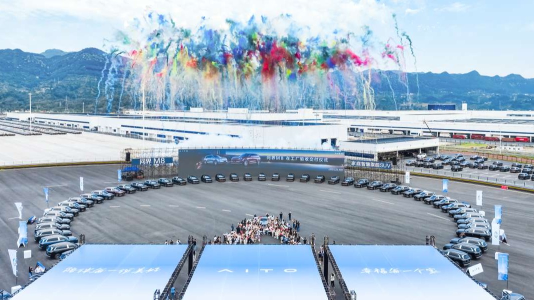问界M8爆单背后：华为黑科技加持，豪华体验谁能拒绝？