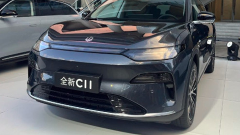 零跑全新C11上市，配激光雷达、8295P芯片，买它还是Model Y？