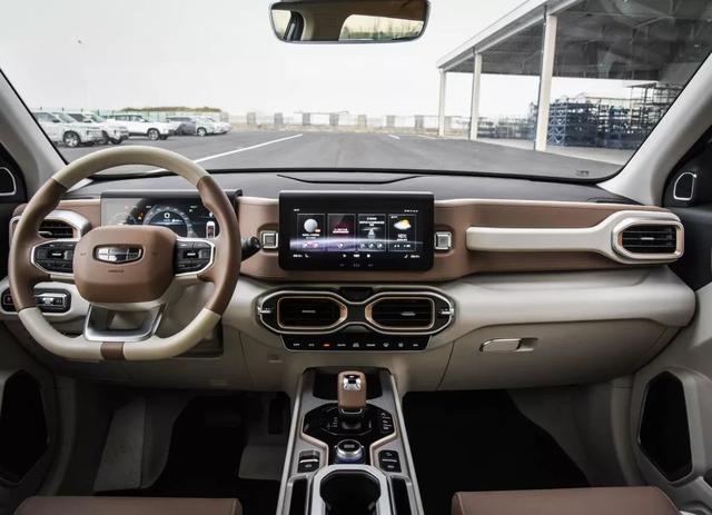 吉利icon同样沿用"concept icon"概念车的设计元素,白色和卡其色皮革