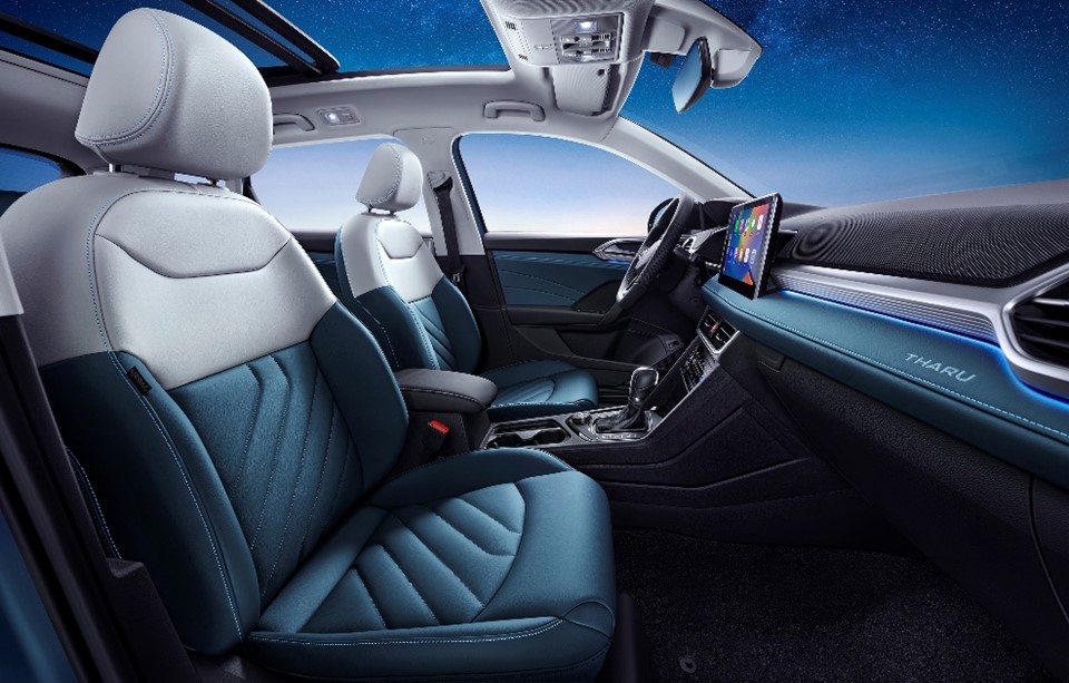 来到车内,新途岳的内饰变化同样偏向年轻化,采用了灰色,青色,红色和